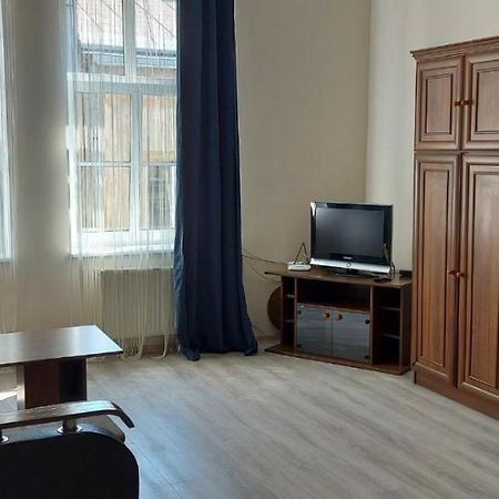 2 Bedroom Apartment On Tomashivskogo Street 7 Lviv Exterior foto